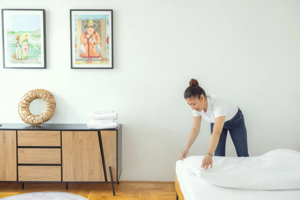 Aurum Property Care takarítók munkában egy budapesti galériában